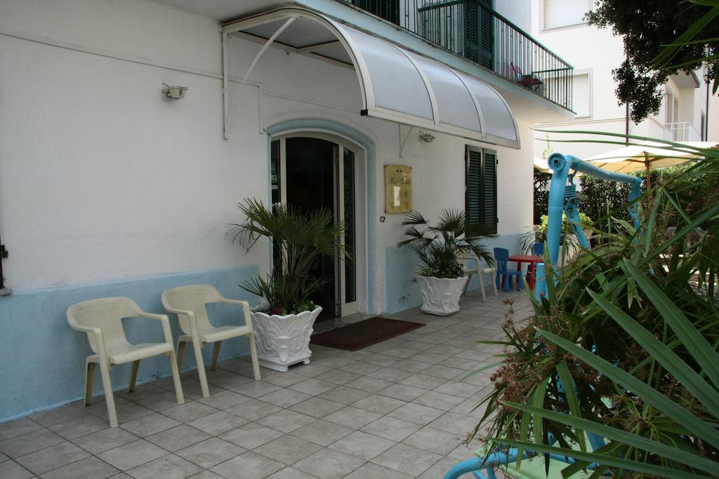 Hotel Ornella ลิโด ดิ กามาโยเร ภายนอก รูปภาพ