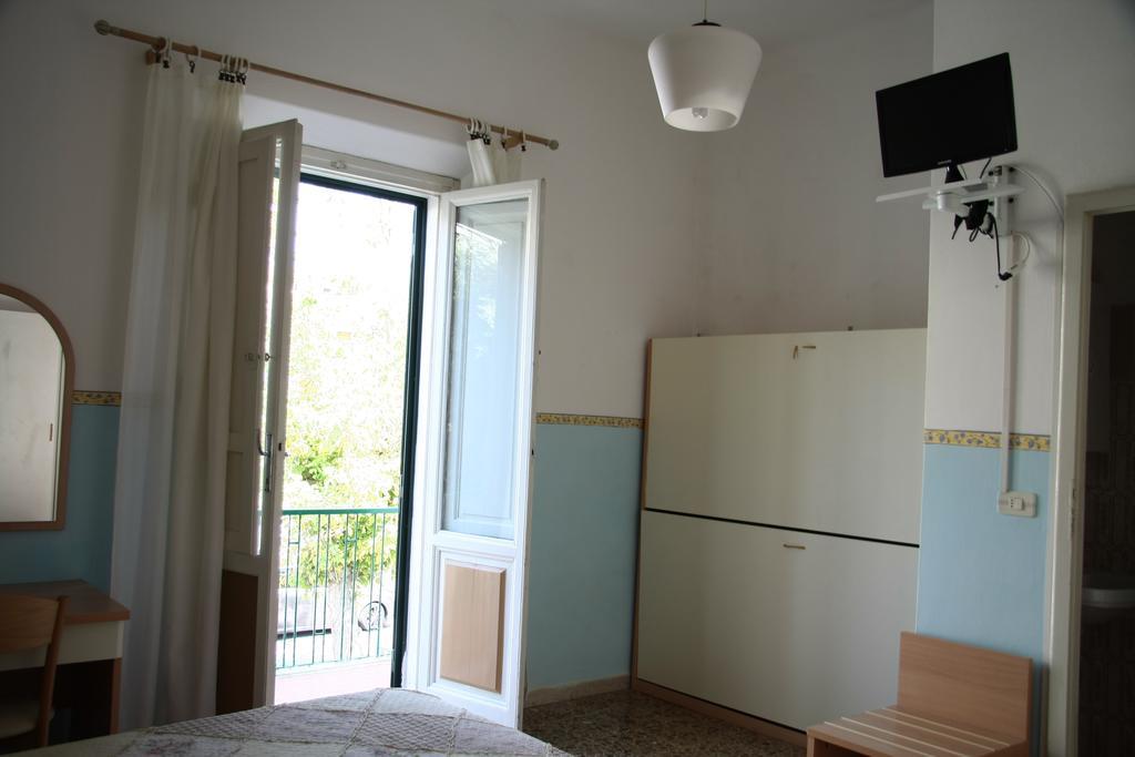 Hotel Ornella ลิโด ดิ กามาโยเร ภายนอก รูปภาพ