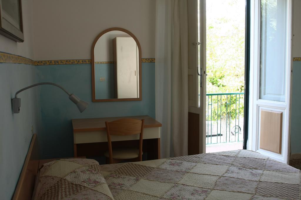 Hotel Ornella ลิโด ดิ กามาโยเร ภายนอก รูปภาพ