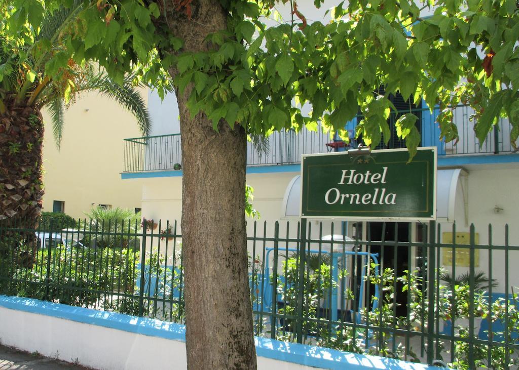 Hotel Ornella ลิโด ดิ กามาโยเร ภายนอก รูปภาพ