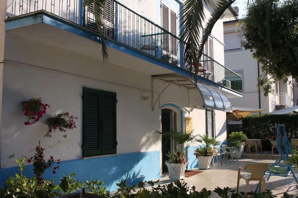 Hotel Ornella ลิโด ดิ กามาโยเร ภายนอก รูปภาพ